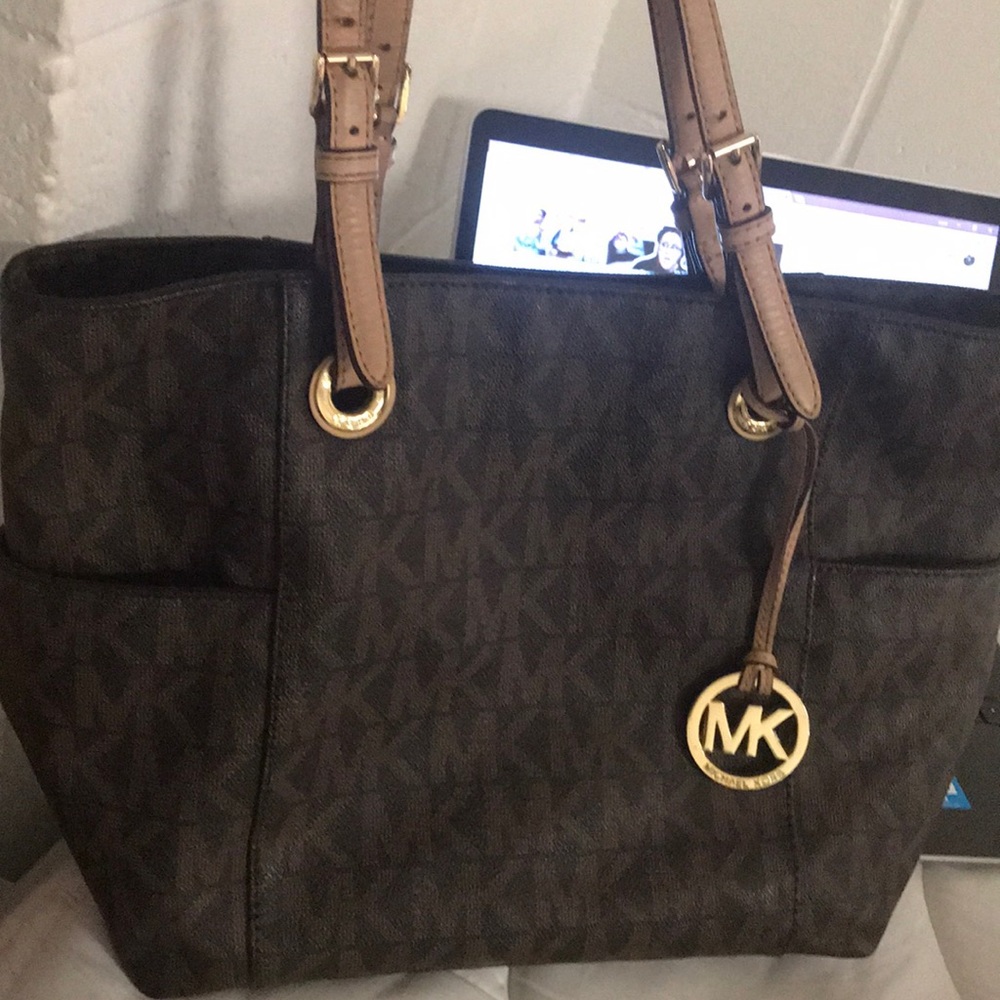 Medium sized Michael Kors Purse - Picture 1 of 6